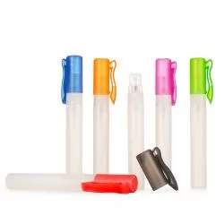 Frasco spray 9ml plástico formato bastão com acabamento fosco, contém tampa de clipe colorida e tampa transparente de spray. Para inserir essências, basta desrosquear a tampa de acionamento. Pode ser  Personalizado